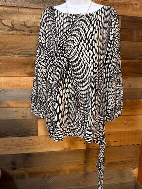 Chico's Size 2 (L) Black and White Abstract Slinky Blouse Tie Hem 3/4 Sleeve